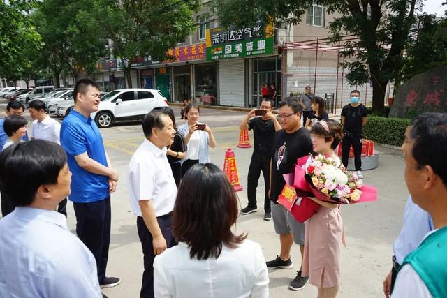 邓雁平一行慰问绛县人民医院援鄂英雄共产党员李亚如及家属