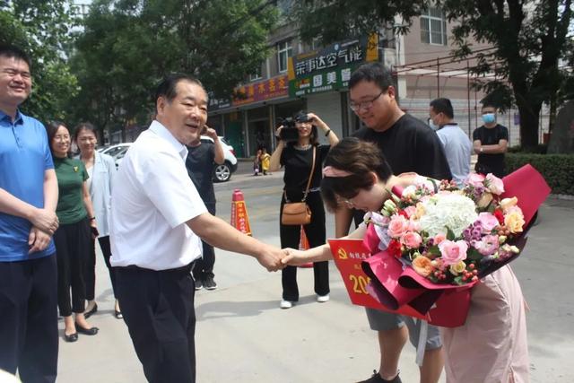邓雁平一行慰问绛县人民医院援鄂英雄共产党员李亚如及家属