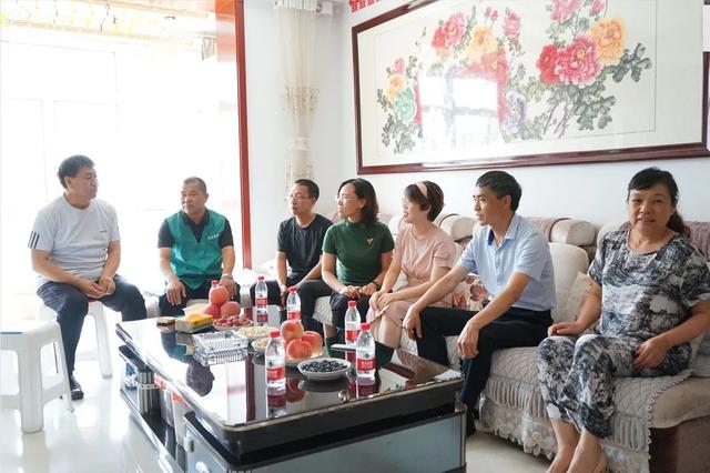 邓雁平一行慰问绛县人民医院援鄂英雄共产党员李亚如及家属