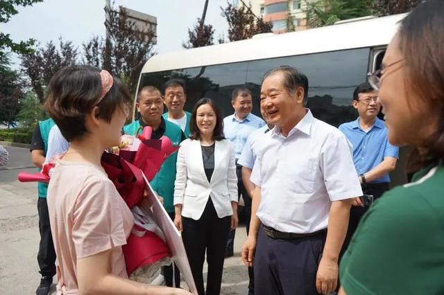 邓雁平一行慰问绛县人民医院援鄂英雄共产党员李亚如及家属