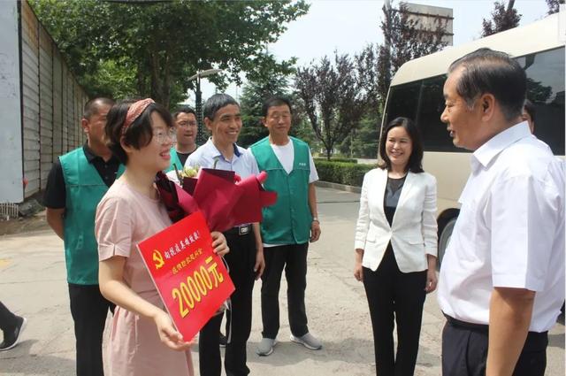 邓雁平一行慰问绛县人民医院援鄂英雄共产党员李亚如及家属