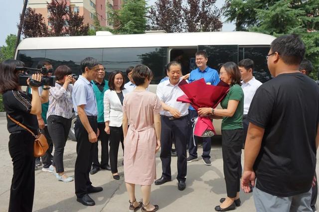 邓雁平一行慰问绛县人民医院援鄂英雄共产党员李亚如及家属