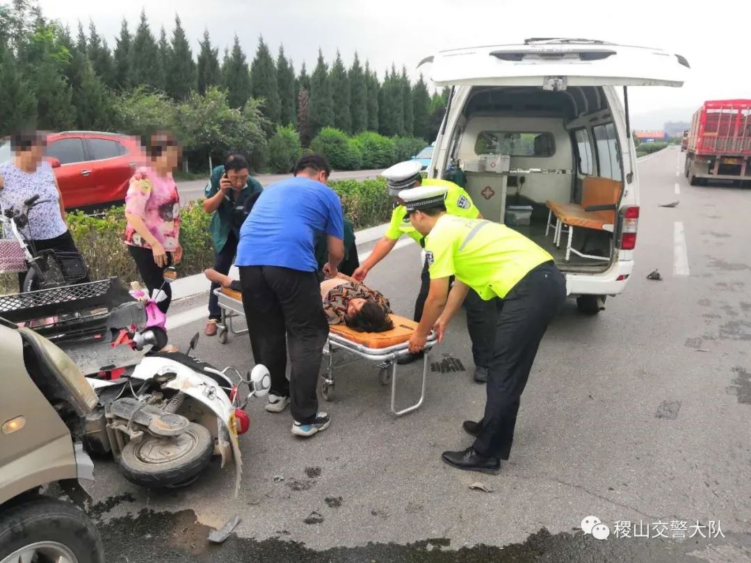 发生连环车祸后，他们抬车开辟“生命通道”-现场-长沙晚报网