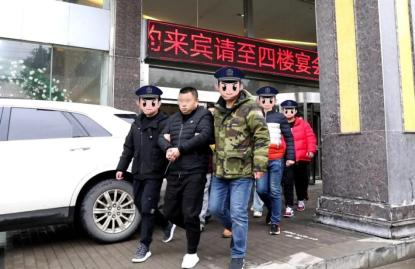 持初中文凭冒充“央媒记者”,一年敲诈40多起!