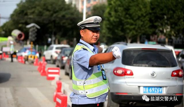 烈日下的坚守！战高温抗酷暑，交警“熟熟”很拼！