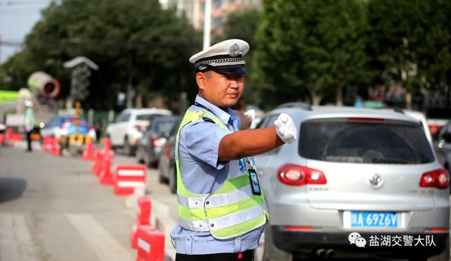 烈日下的坚守！战高温抗酷暑，交警“熟熟”很拼！