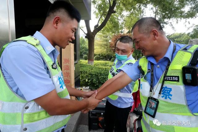 烈日下的坚守!战高温抗酷暑,交警“熟熟”很拼!