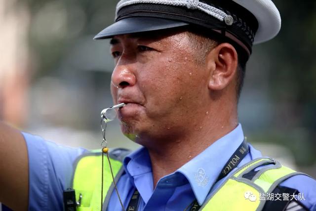 烈日下的坚守!战高温抗酷暑,交警“熟熟”很拼!
