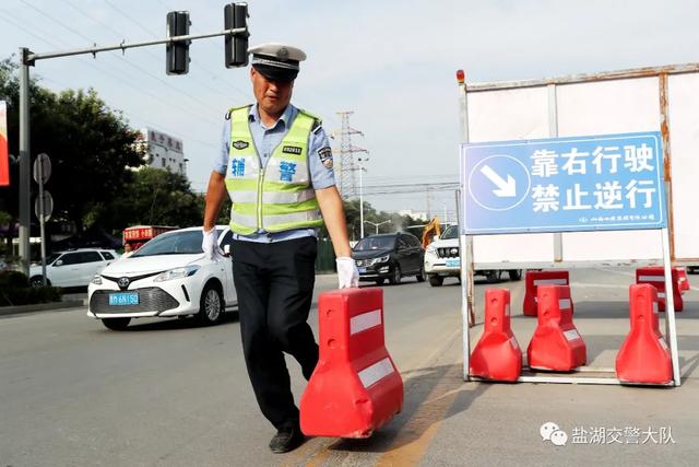 烈日下的坚守!战高温抗酷暑,交警“熟熟”很拼!