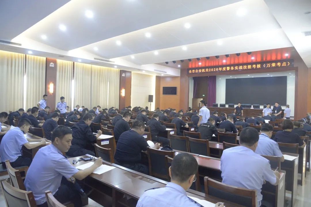 万荣公安：练战结合 训考同步