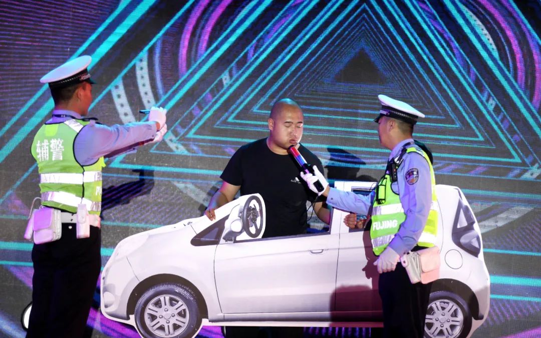 万荣交警《最美出行》广场舞荣获二等奖 万荣交警《最美出行》广场舞荣获二等奖