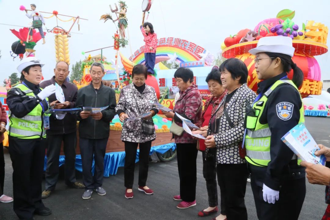万荣交警深入景区开展“两节”交通安全宣传活动