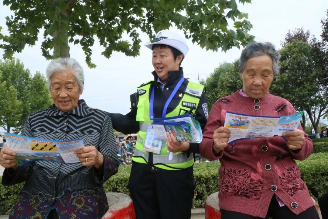 万荣交警深入景区开展“两节”交通安全宣传活动