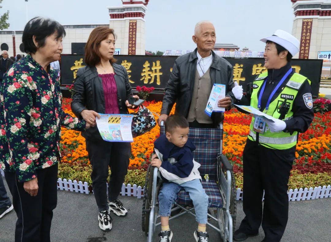 万荣交警深入景区开展“两节”交通安全宣传活动