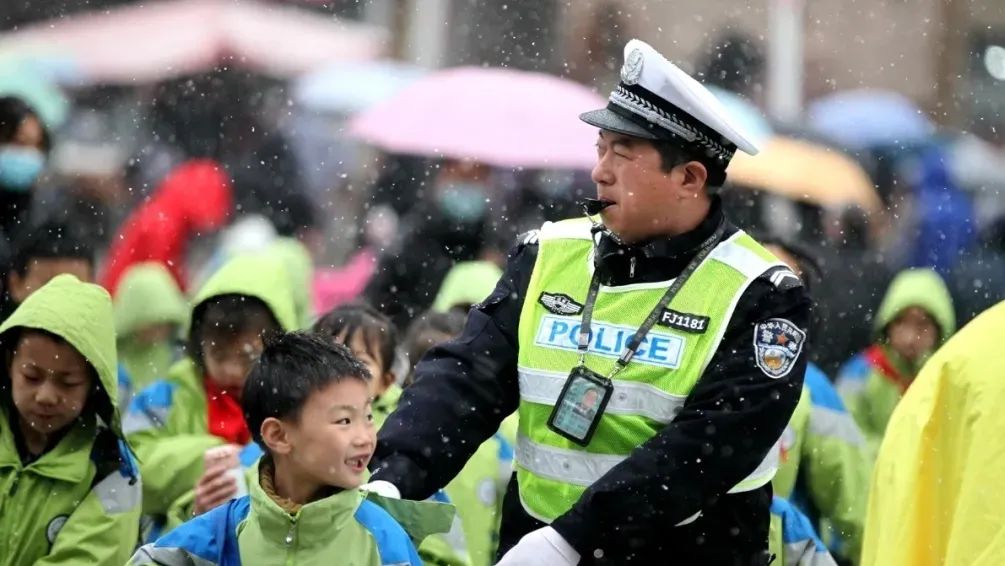 亮丽“雪警”——浴“雪”奋战保畅通 亮丽“雪警”——浴“雪”奋战保畅通