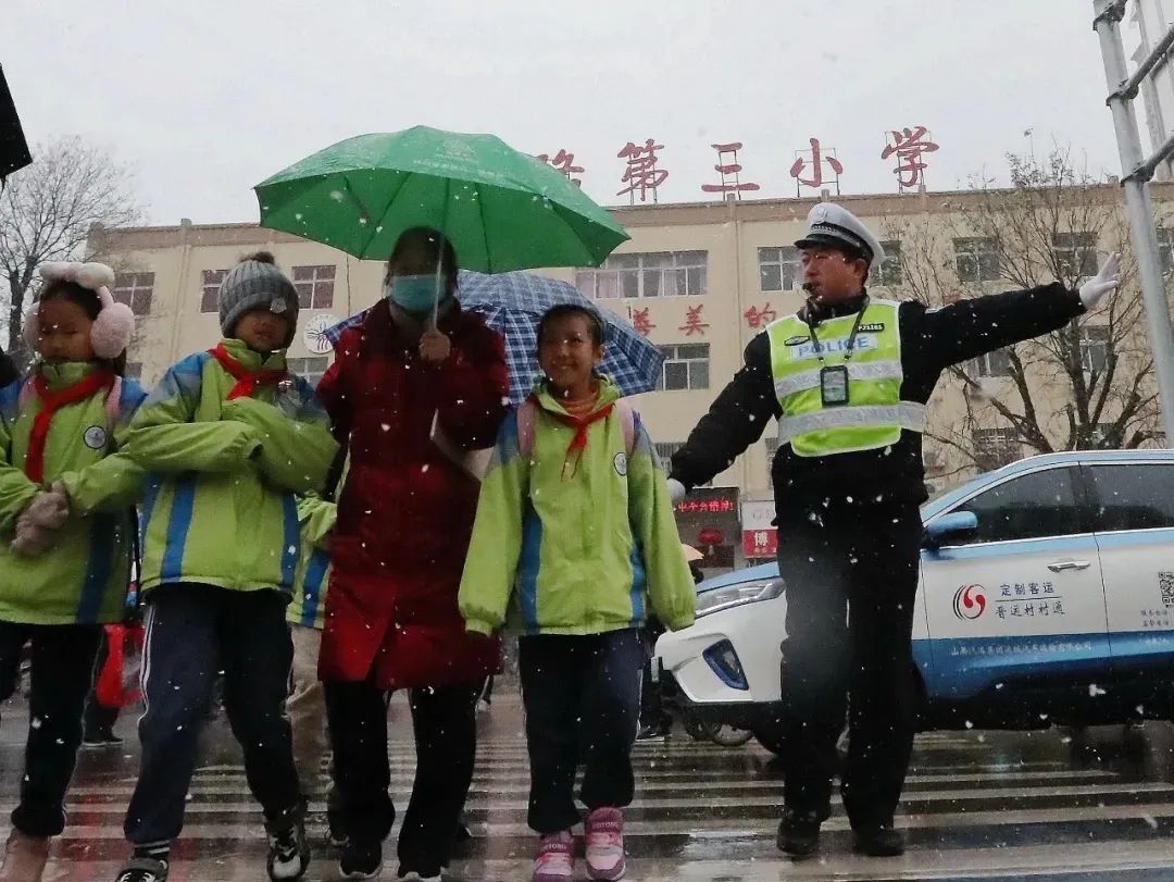 亮丽“雪警”——浴“雪”奋战保畅通 亮丽“雪警”——浴“雪”奋战保畅通
