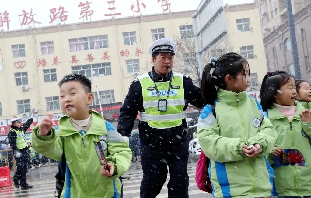 亮丽“雪警”——浴“雪”奋战保畅通 亮丽“雪警”——浴“雪”奋战保畅通