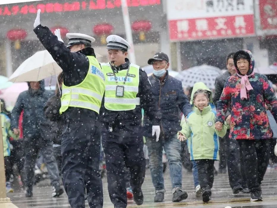 亮丽“雪警”——浴“雪”奋战保畅通 亮丽“雪警”——浴“雪”奋战保畅通