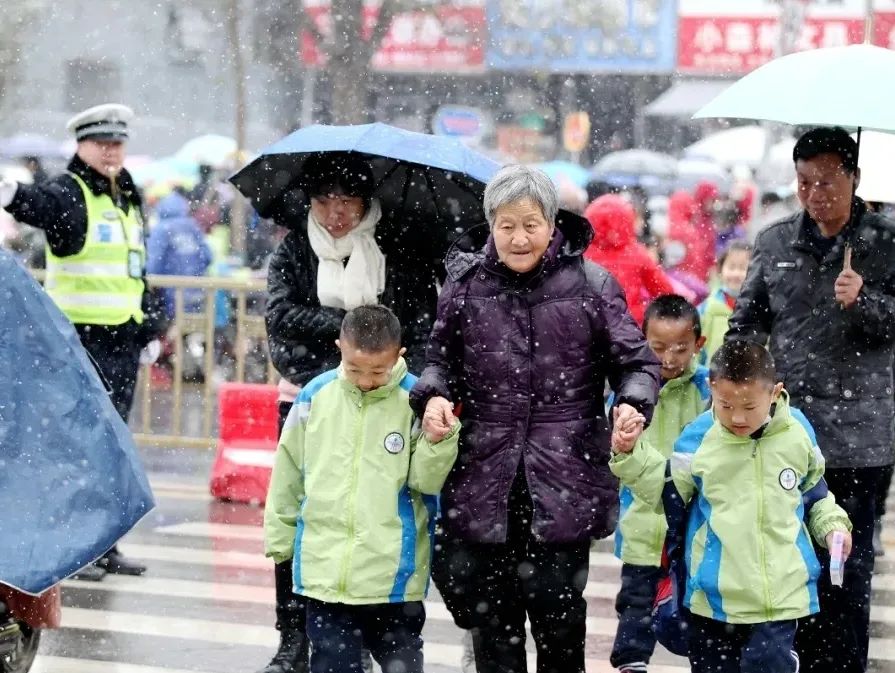 亮丽“雪警”——浴“雪”奋战保畅通 亮丽“雪警”——浴“雪”奋战保畅通