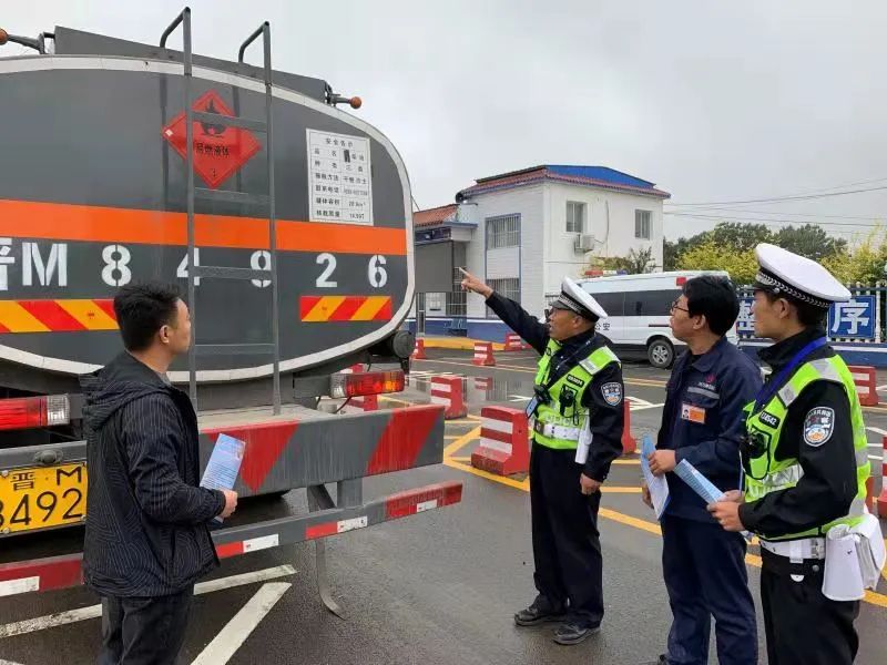 【你好，警察节】李彦杰：站在斑马线上向警旗敬礼