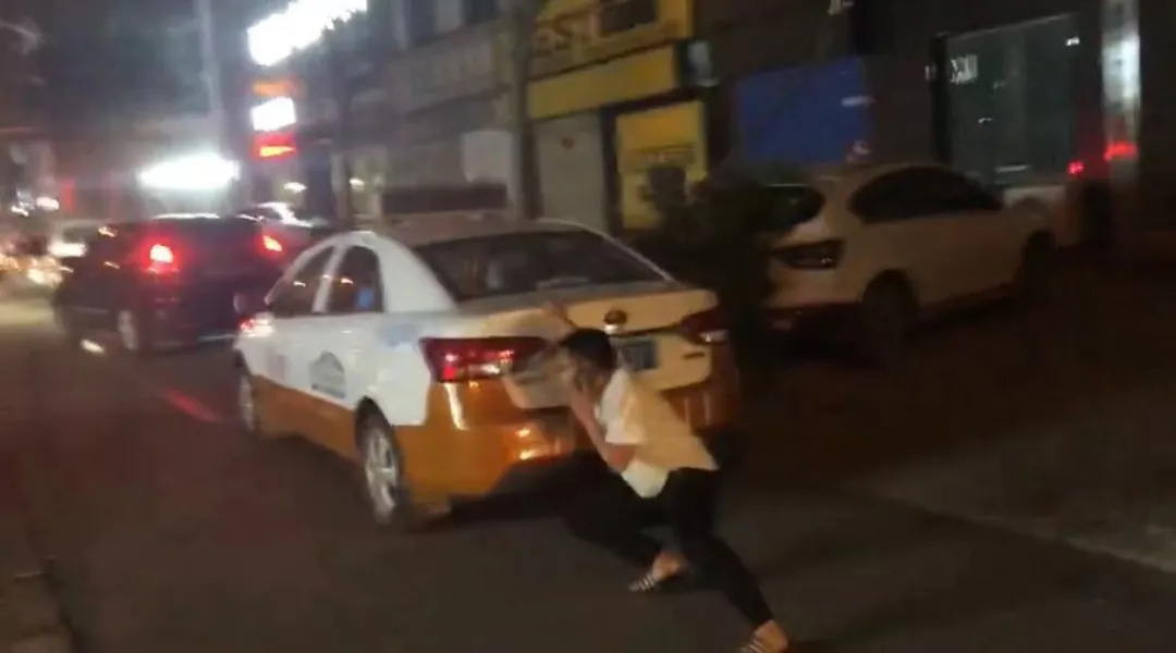 【我为群众办实事】狂风中奋力施救的“爱心小哥”原是一名辅警 【我为群众办实事】狂风中奋力施救的“爱心小哥”原是一名辅警