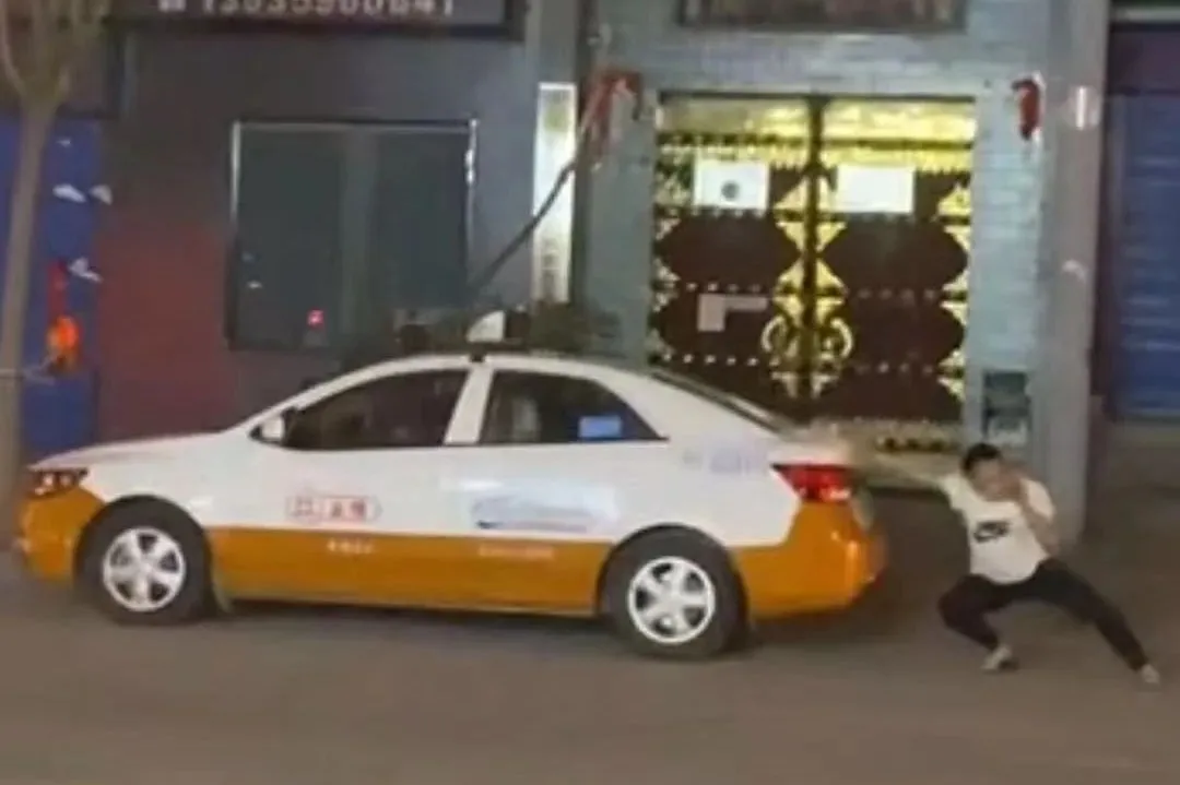 【我为群众办实事】狂风中奋力施救的“爱心小哥”原是一名辅警 【我为群众办实事】狂风中奋力施救的“爱心小哥”原是一名辅警
