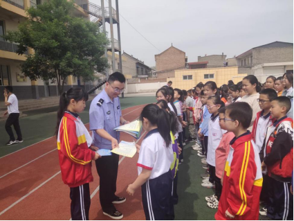 “5.26我爱路” 五进宣传护铁路 “5.26我爱路” 五进宣传护铁路