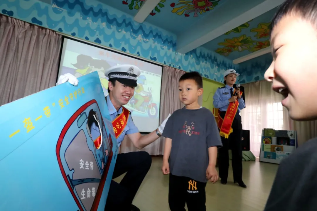 【“一盔一带”进行时】盐湖公安交警:“一盔一带”进校园守护学生平安行 【“一盔一带”进行时】盐湖公安交警:“一盔一带”进校园守护学生平安行