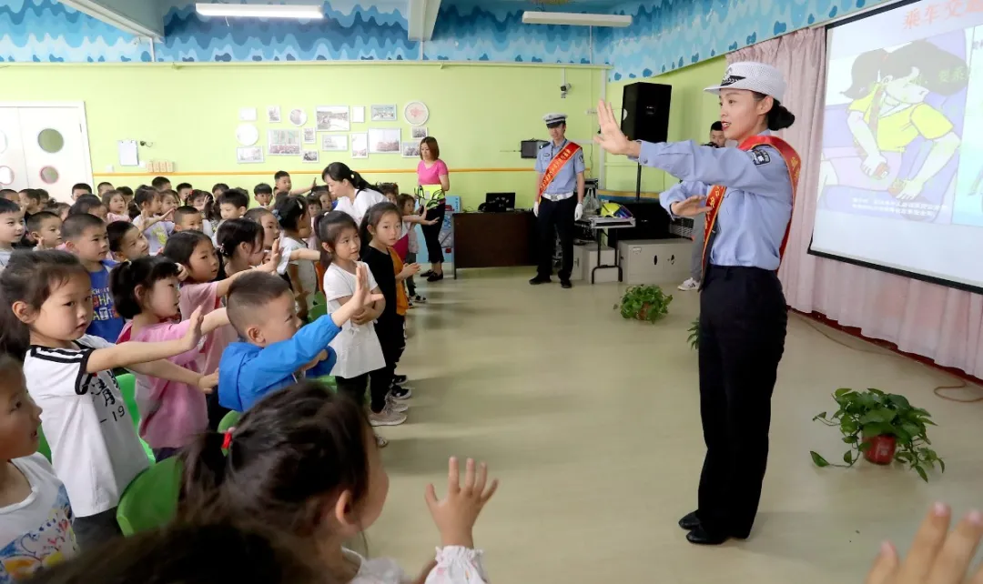 【“一盔一带”进行时】盐湖公安交警:“一盔一带”进校园守护学生平安行 【“一盔一带”进行时】盐湖公安交警:“一盔一带”进校园守护学生平安行