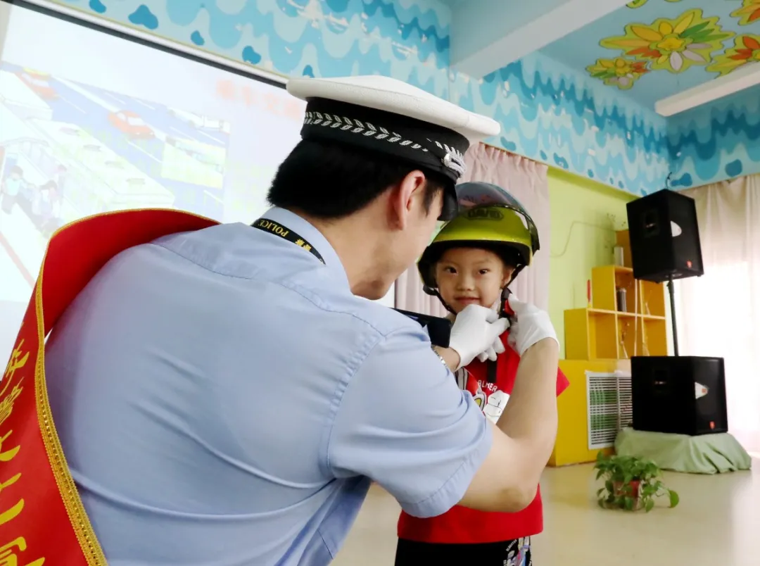 【“一盔一带”进行时】盐湖公安交警:“一盔一带”进校园守护学生平安行 【“一盔一带”进行时】盐湖公安交警:“一盔一带”进校园守护学生平安行