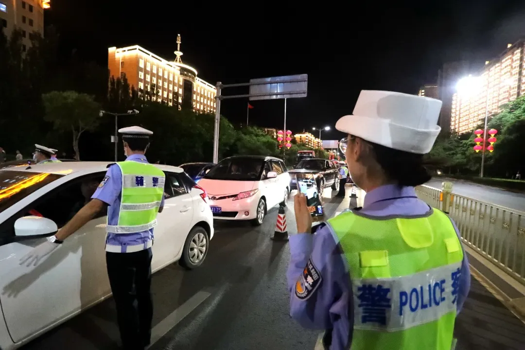 【我为群众办实事】盐湖公安交警:微直播酒驾查处现场震慑交通违法保安全 【我为群众办实事】盐湖公安交警:微直播酒驾查处现场震慑交通违法保安全