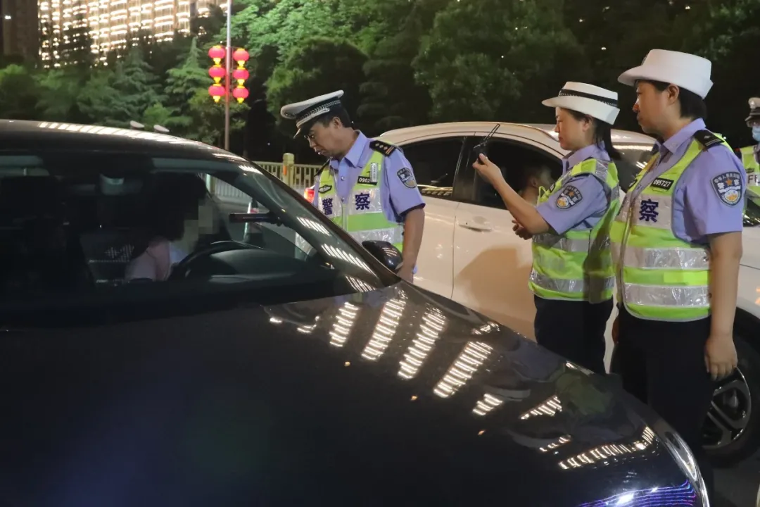 【我为群众办实事】盐湖公安交警:微直播酒驾查处现场震慑交通违法保安全