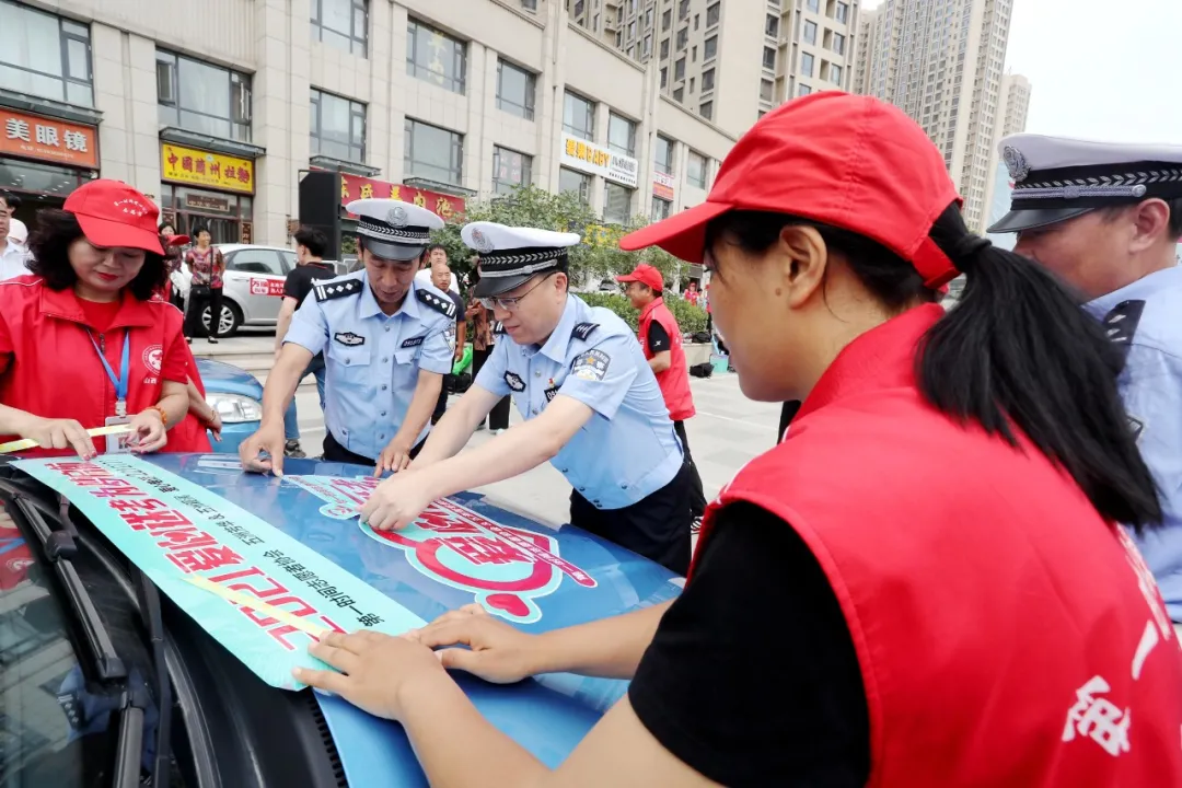 【我为群众办实事】盐湖公安交警“情系考生 爱心送考”全力保驾护航 【我为群众办实事】盐湖公安交警“情系考生 爱心送考”全力保驾护航