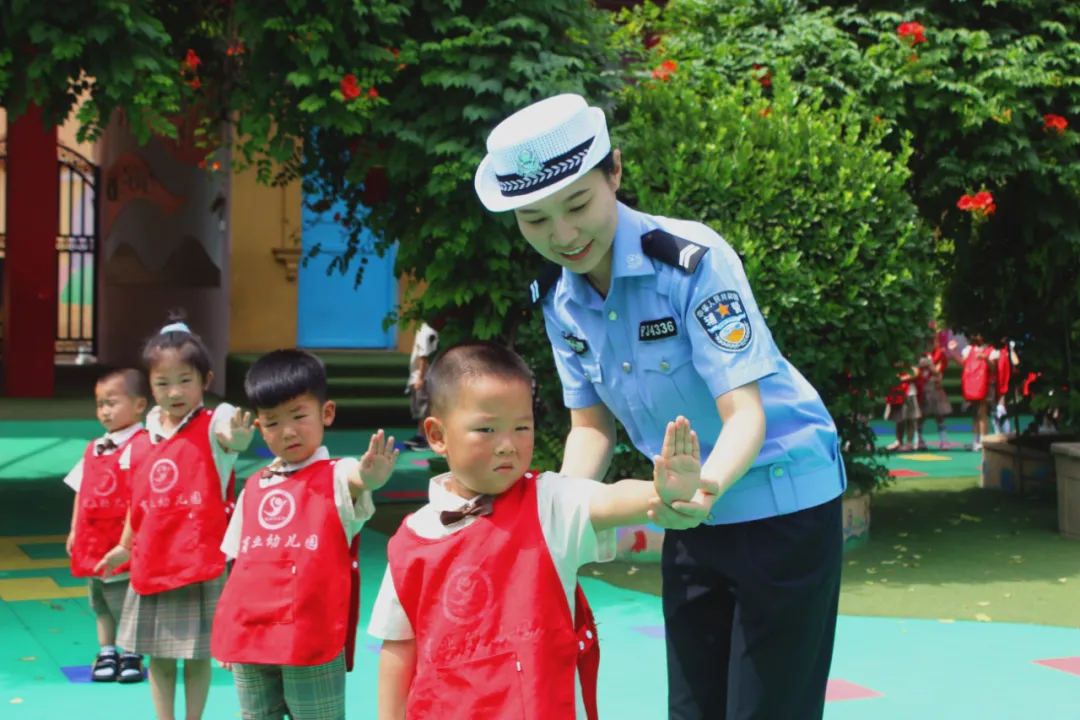 稷山交警“六一”儿童节 带着“萌娃”学安全