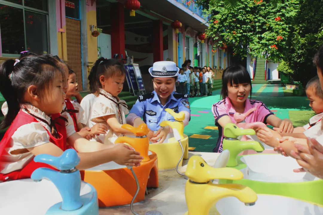 稷山交警“六一”儿童节 带着“萌娃”学安全