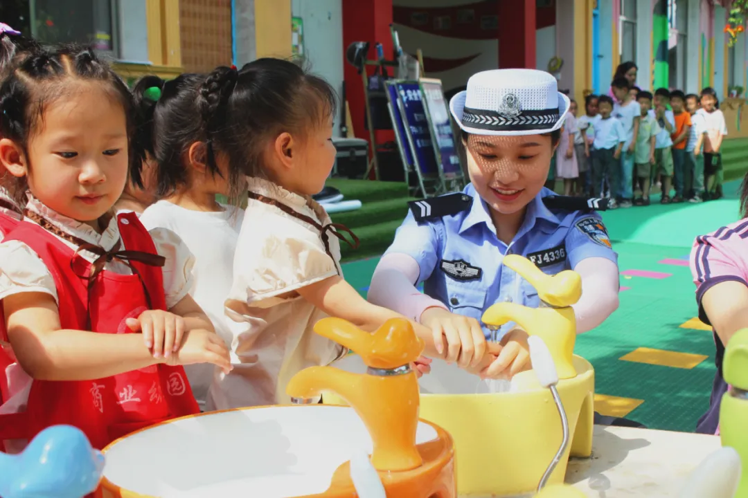 稷山交警“六一”儿童节 带着“萌娃”学安全