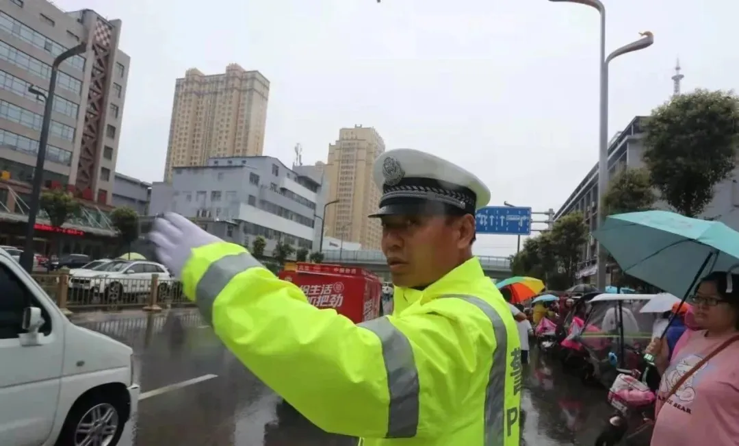 盐湖公安交警雨中护学撑起学生“安全伞” 盐湖公安交警雨中护学撑起学生“安全伞”
