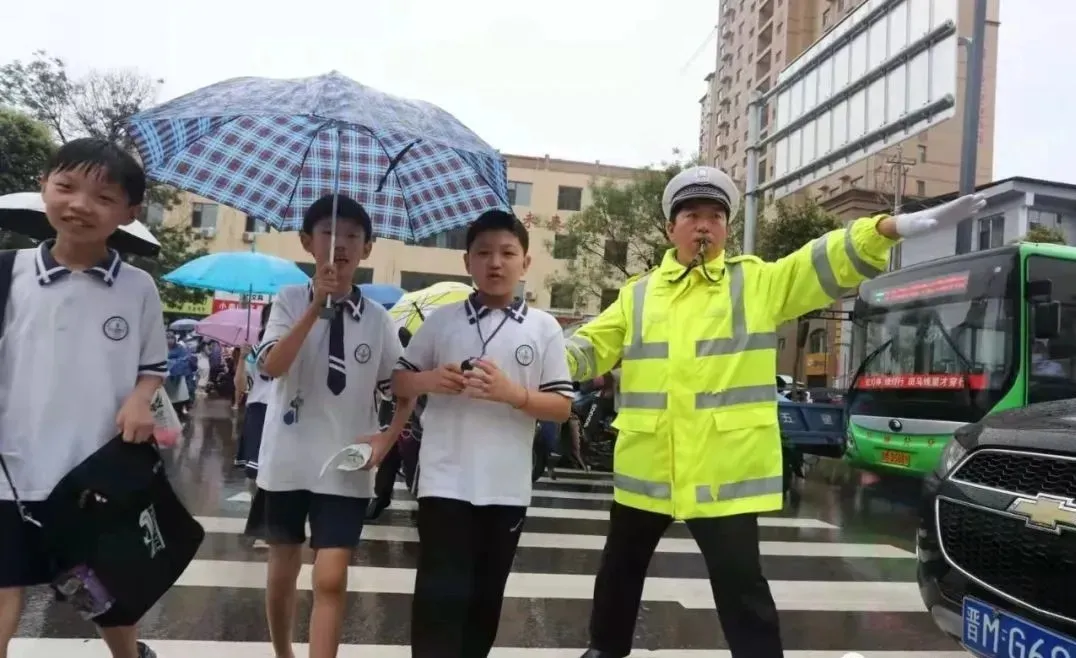 盐湖公安交警雨中护学撑起学生“安全伞” 盐湖公安交警雨中护学撑起学生“安全伞”