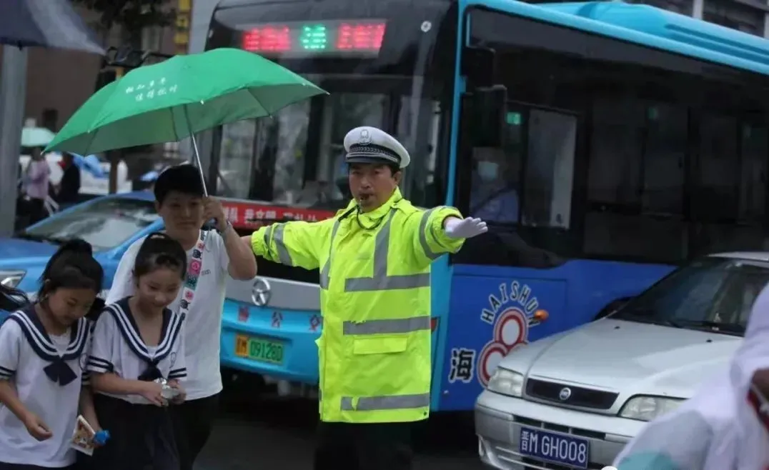 盐湖公安交警雨中护学撑起学生“安全伞” 盐湖公安交警雨中护学撑起学生“安全伞”