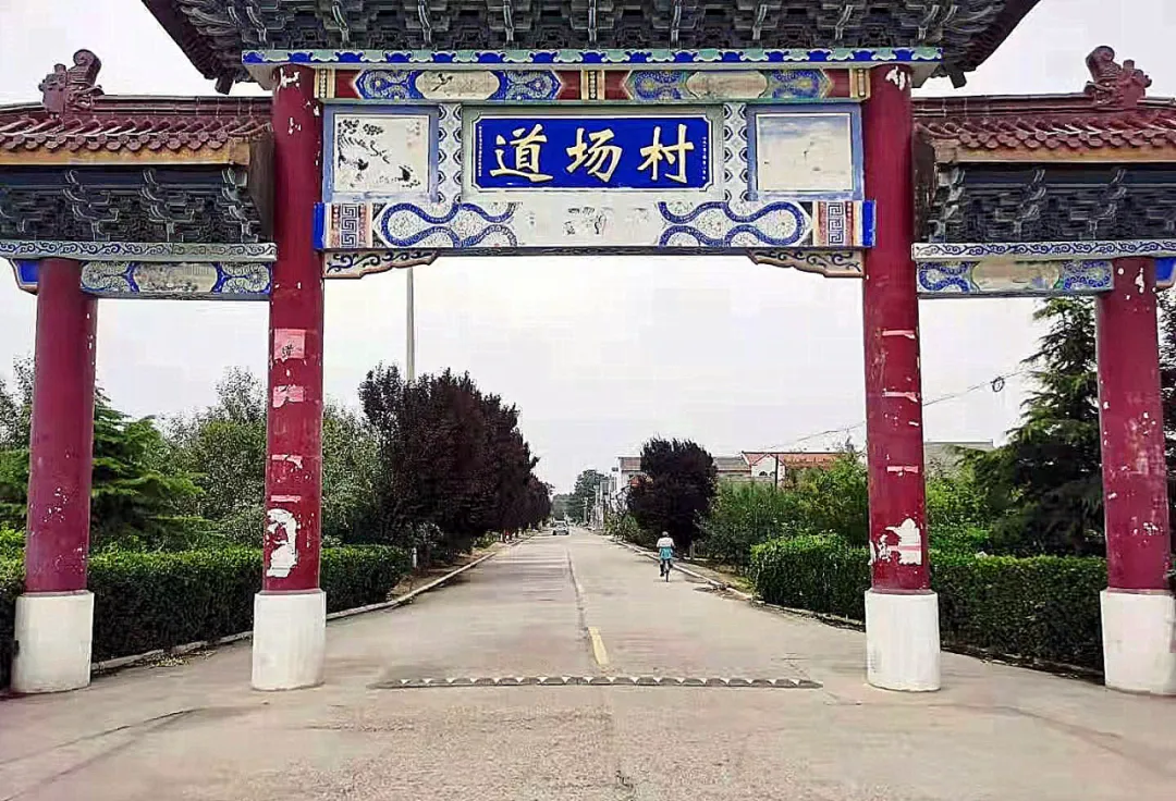 【我为群众办实事】增设减速警示标志 预防农村道路事故 【我为群众办实事】增设减速警示标志 预防农村道路事故