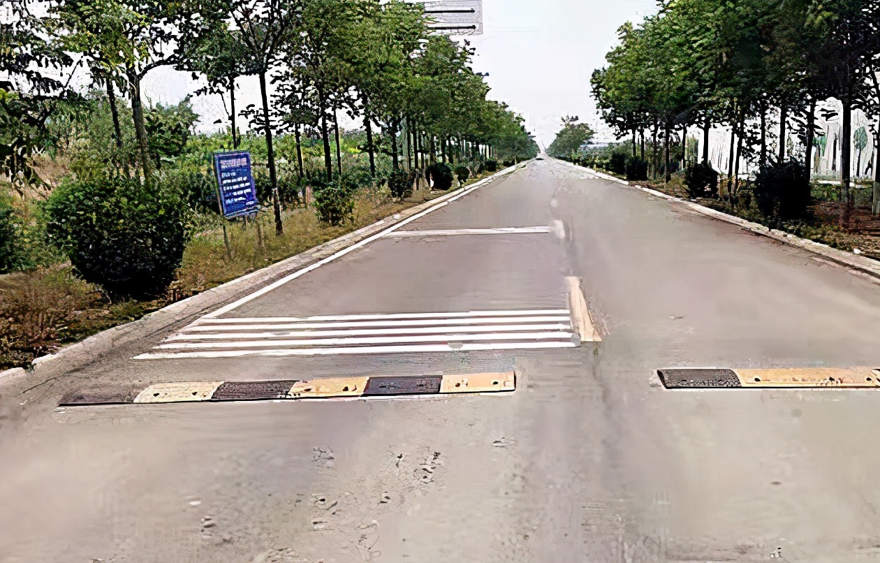 【我为群众办实事】增设减速警示标志 预防农村道路事故 【我为群众办实事】增设减速警示标志 预防农村道路事故