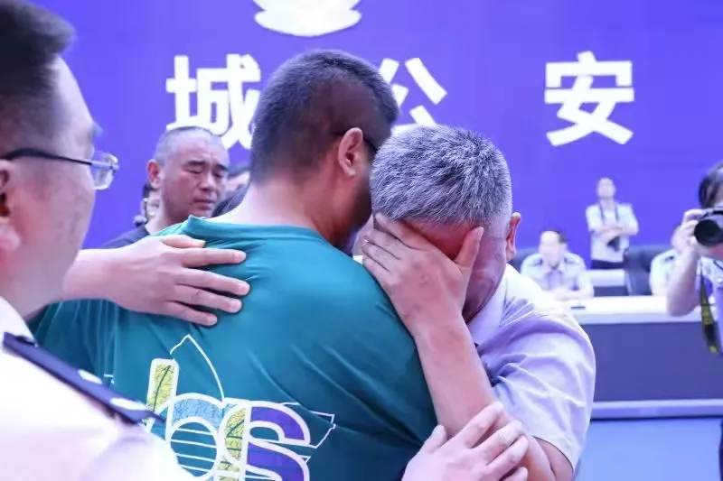 紧紧相拥!《失孤》原型父子相认!人贩子被抓,不止一个 紧紧相拥!《失孤》原型父子相认!人贩子被抓,不止一个