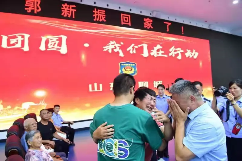 紧紧相拥!《失孤》原型父子相认!人贩子被抓,不止一个 紧紧相拥!《失孤》原型父子相认!人贩子被抓,不止一个