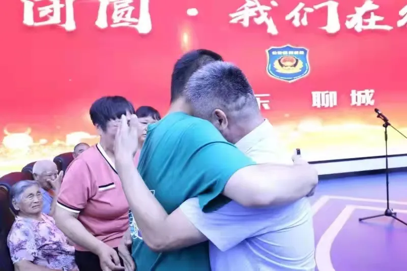 紧紧相拥!《失孤》原型父子相认!人贩子被抓,不止一个 紧紧相拥!《失孤》原型父子相认!人贩子被抓,不止一个