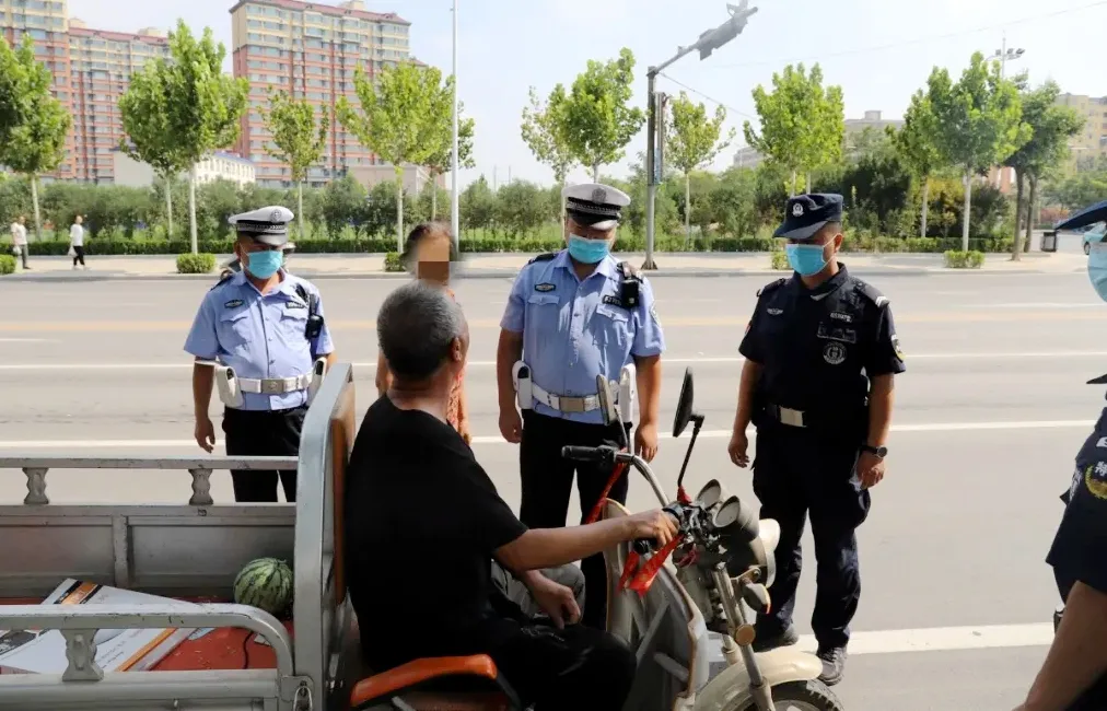 闻喜公安交警持续深化“一盔一带”治理 全力维护道路交通秩序 闻喜公安交警持续深化“一盔一带”治理 全力维护道路交通秩序