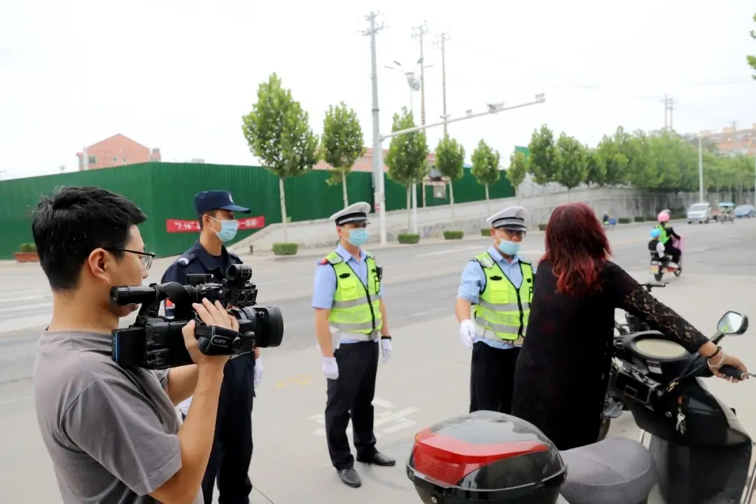 闻喜公安交警持续深化“一盔一带”治理 全力维护道路交通秩序 闻喜公安交警持续深化“一盔一带”治理 全力维护道路交通秩序