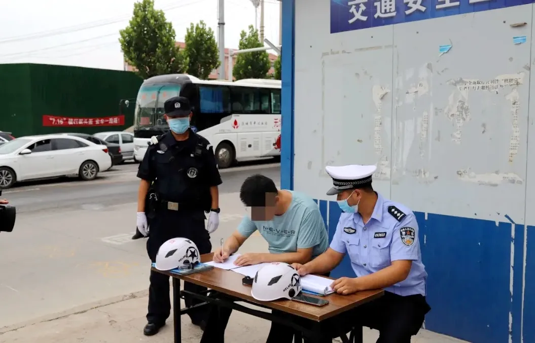 闻喜公安交警持续深化“一盔一带”治理 全力维护道路交通秩序 闻喜公安交警持续深化“一盔一带”治理 全力维护道路交通秩序