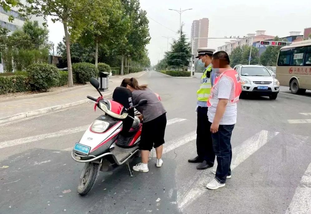 闻喜公安交警持续深化“一盔一带”治理 全力维护道路交通秩序 闻喜公安交警持续深化“一盔一带”治理 全力维护道路交通秩序