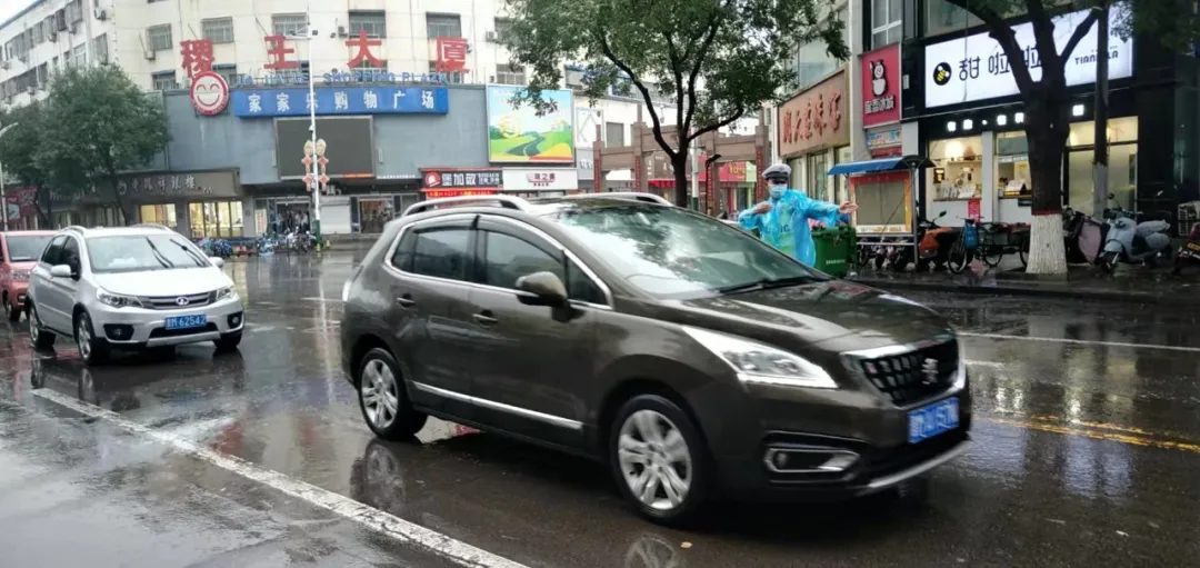 稷山交警强化雨天道路交通安全管控 稷山交警强化雨天道路交通安全管控