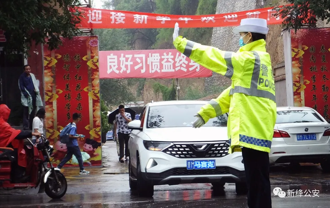 雨中执勤不松懈 坚守岗位保平安